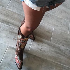 Corral boots 9. Worn 1x to concert